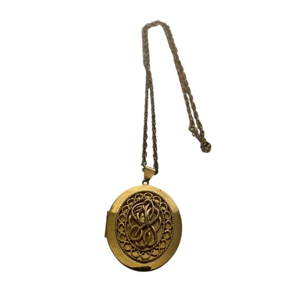 Vtg Sarah Coventry Scroll Design Locket. Some wear see photos. Sold as is.